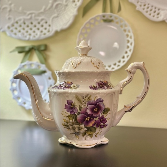 VINTAGE, CROWN DORSET, WHITE TEAPOT WITH PURPLE PANSIES & GOLD TRIM. - Picture 1 of 16
